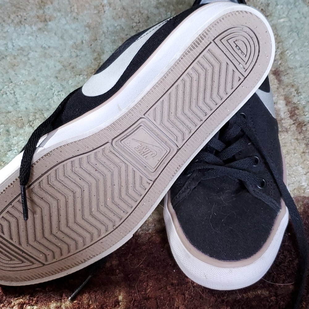 Nike Canvas Sneakers - Picture 2 of 2